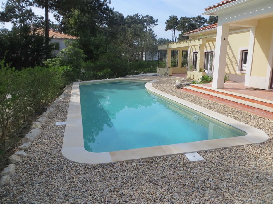 fazemos manutenção e limpesa de piscinas