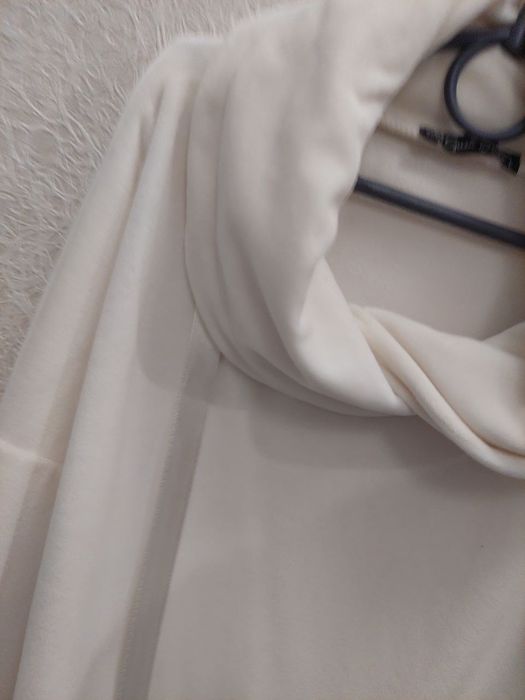 Дуже приємна на дотик,ніжна та комфортна кофтинка з вілюру