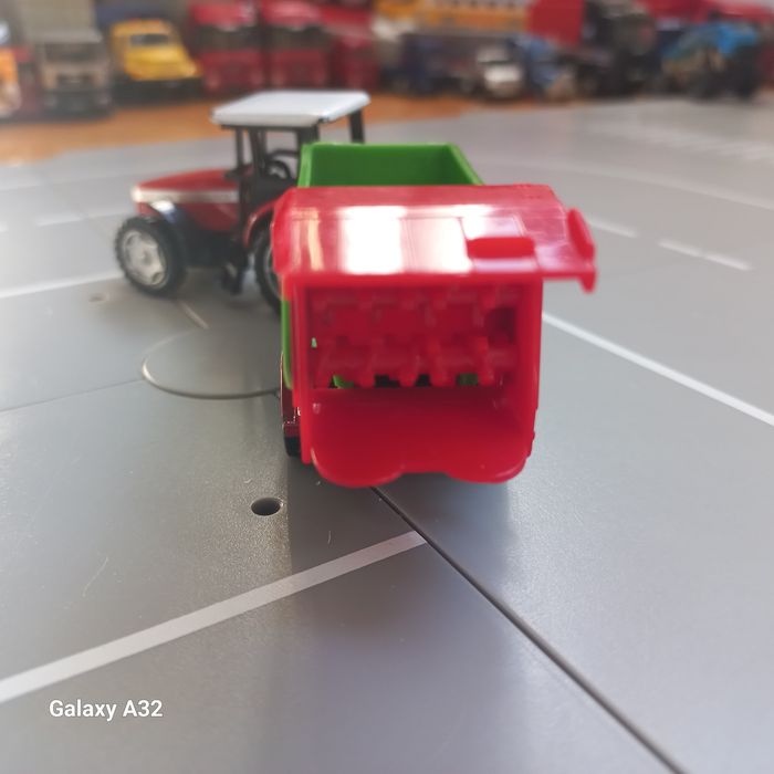 Siku traktor John deere z ladowaczem czolowym I przyczepa fortuna