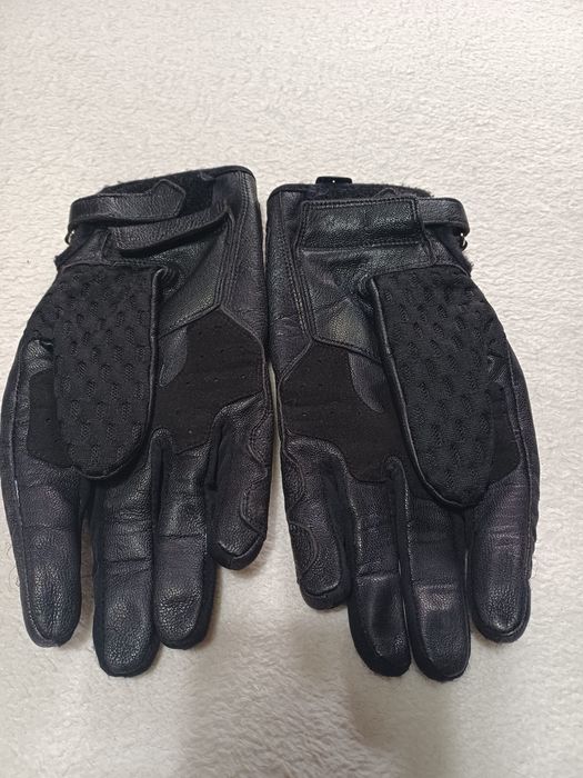 Luvas em pele da marca Dainese