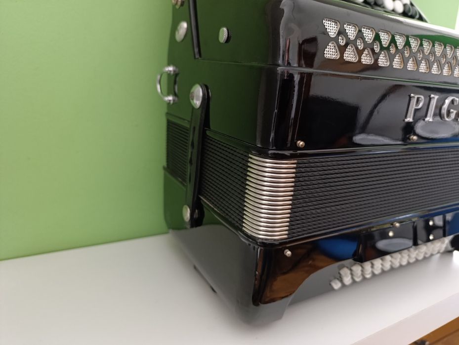 Acordeão / Acordeon Pigini com baixo cromático