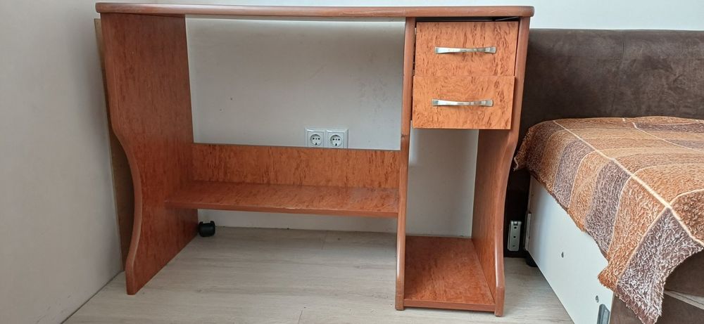 Комп'ютерний стіл