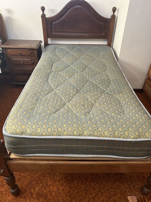 Duas camas de corpo e meio em madeira com colchões incluídos.