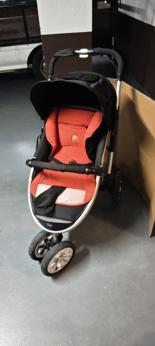Carrinho de criança completo com todas as proteções e abrigos.
