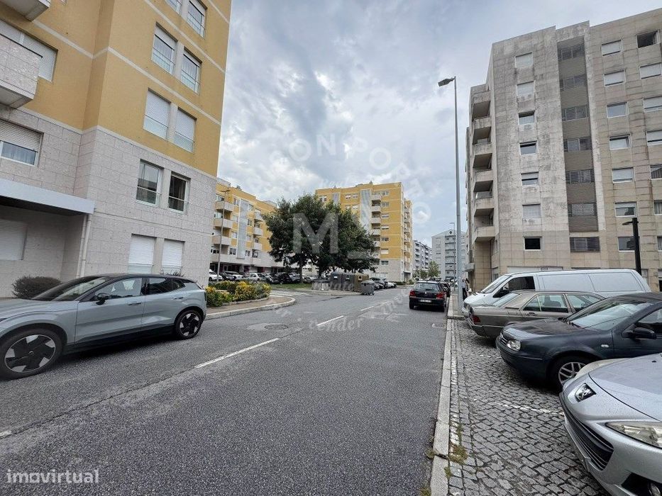 Apartamento T3 com Jardim Privativo, Estacionamento, Totalmente Mob...