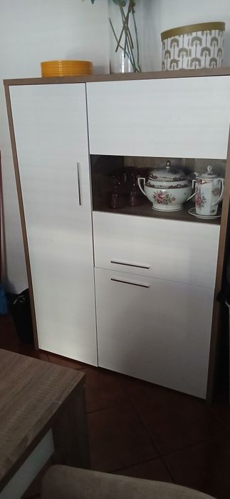 Vendo conjunto de mobiliário em excelente estado, com design moderno em acabamento carvalho e branco, ideal para sala de estar e sala de jantar.