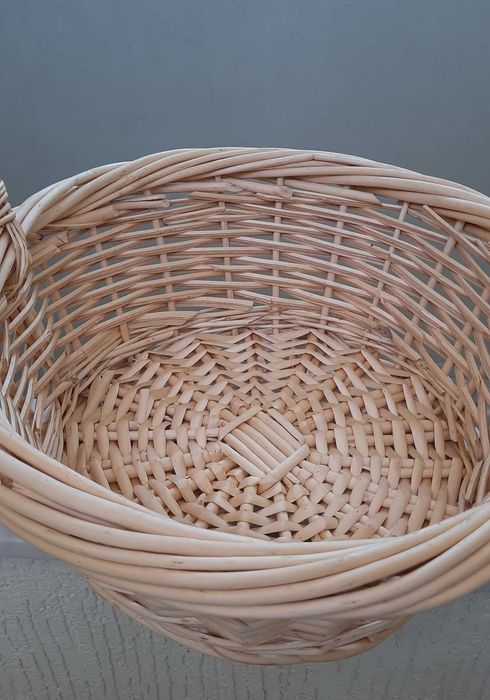 Excellent-condition wicker basket426638015736719362