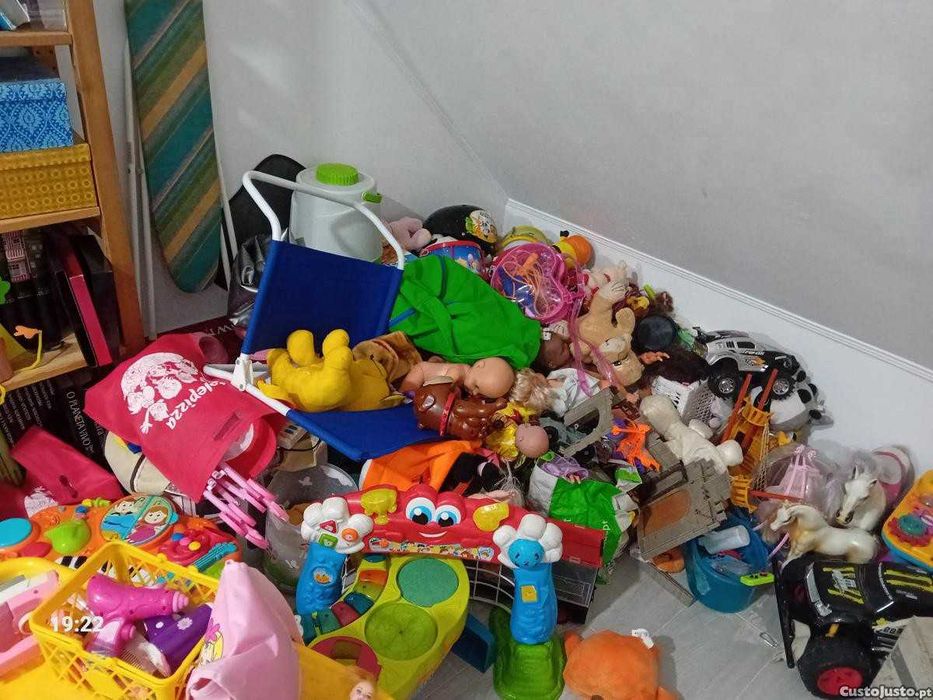 Grande Lote de Brinquedos e Jogos – Cerca de 10 a 12 Sacos