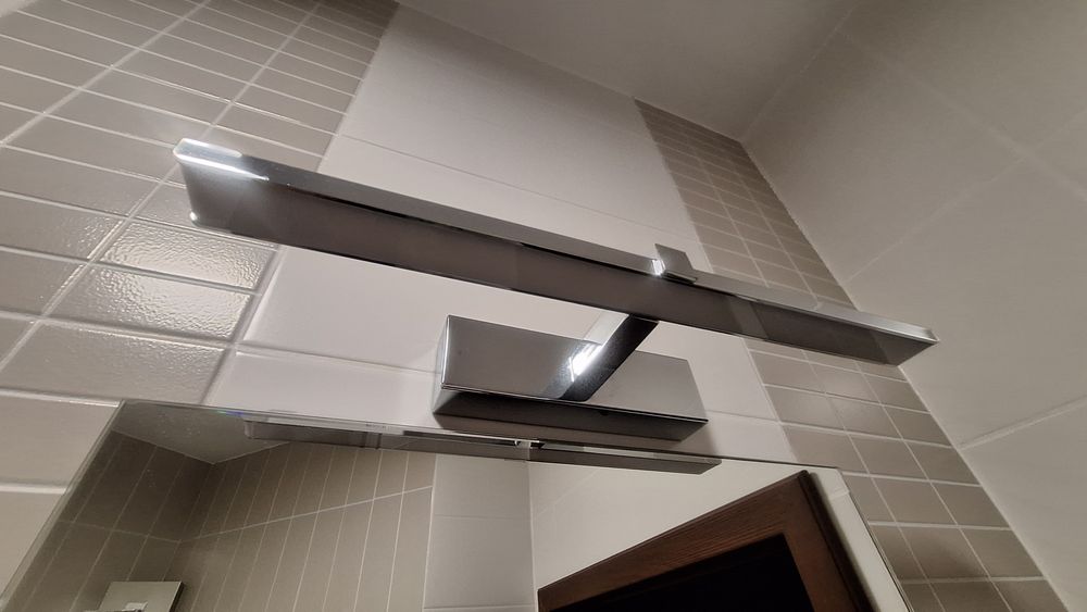 Kinkiet scienny nad lustro