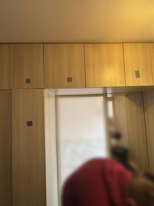 Sprzedam zabudowę korytarza – jasne drewno