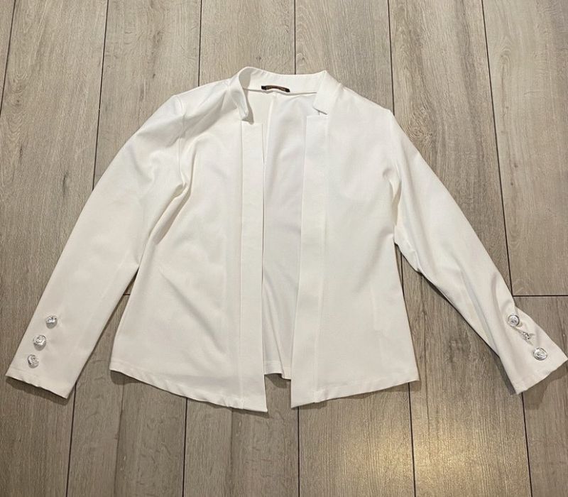 Biały cienki żakiecik z poduszeczkami