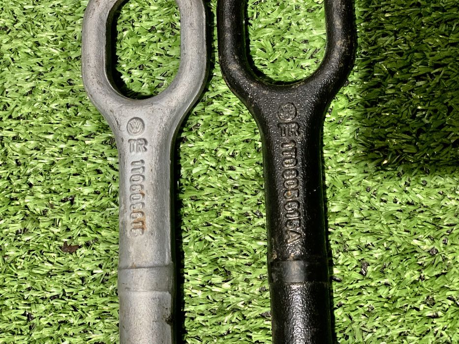 Буксировочний крюк гак гольф 4 5 6 шкода пассат тоуран Volkswagen шрот