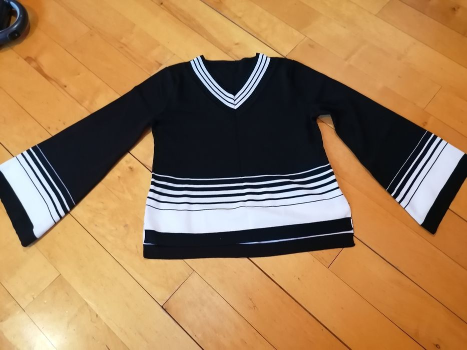 Bluzka czarna w serek, na dole paski