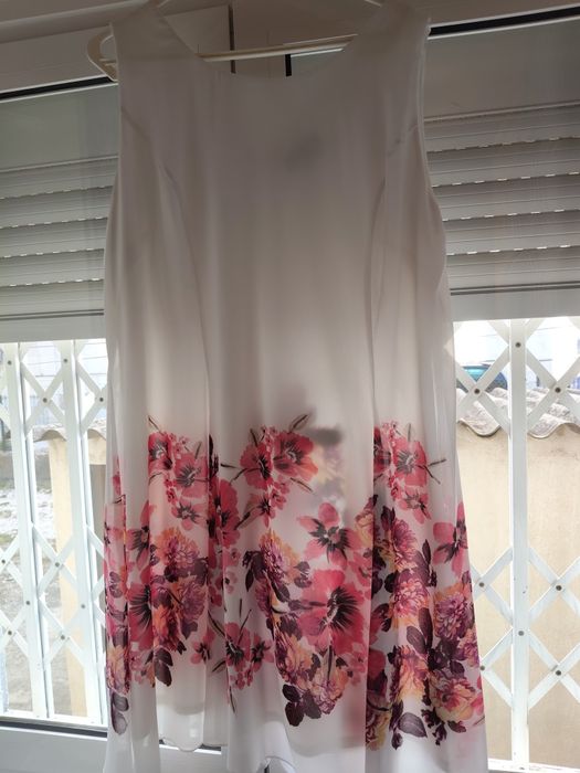Vestido de verão , muito fresco e bonito, veste muito bem . Flores muito discretas ,tanto na parte da frente como na de trás