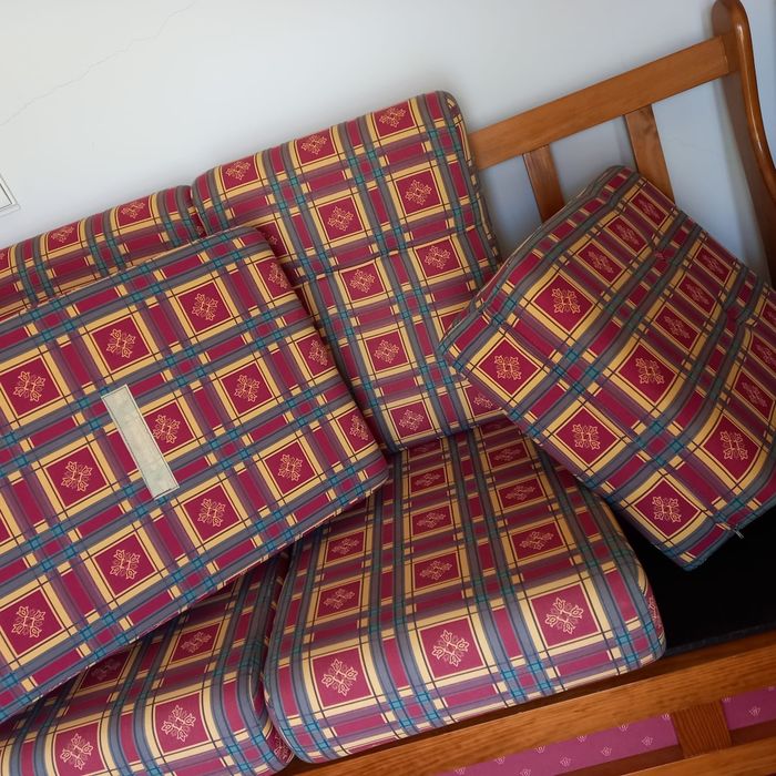 Conjunto de sofás em azul e vermelhos (estrutura de madeira)