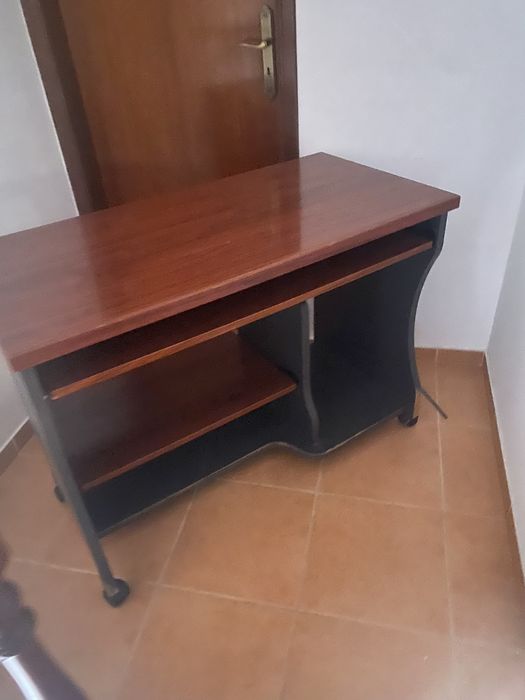 Secretária preta e bordeau