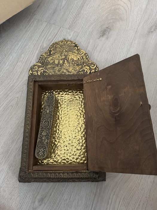 Stare krysztalowe lusterko na mosiężnej szafce ze szczotkami