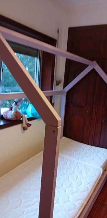 Cama de criança com estrado