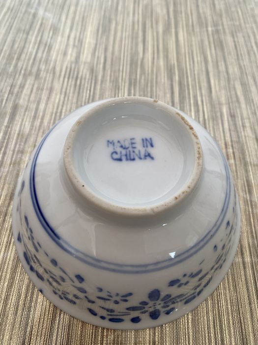 Tigela de porcelana chinesa antiga de transição azul e branca