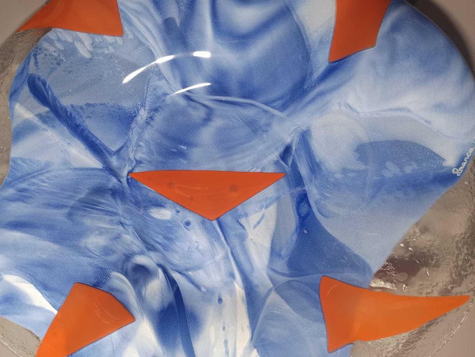Prato em Vidro Artístico – Movimento, Cor e Exclusividade