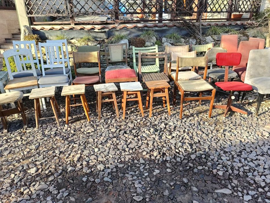 kultowe krzesła drewniane, tapicerowane vintage, PRL; Daniel, Aga,