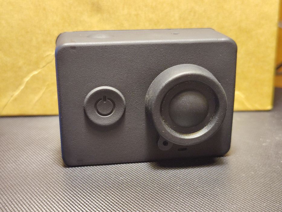 Продам екшен камеру yi action camera