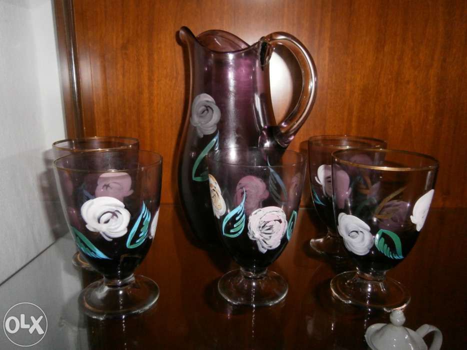 Copos e jarro com flores pintadas
