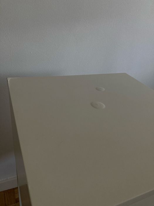 Mesa de cabeceira IKEA. VIKHAMMER