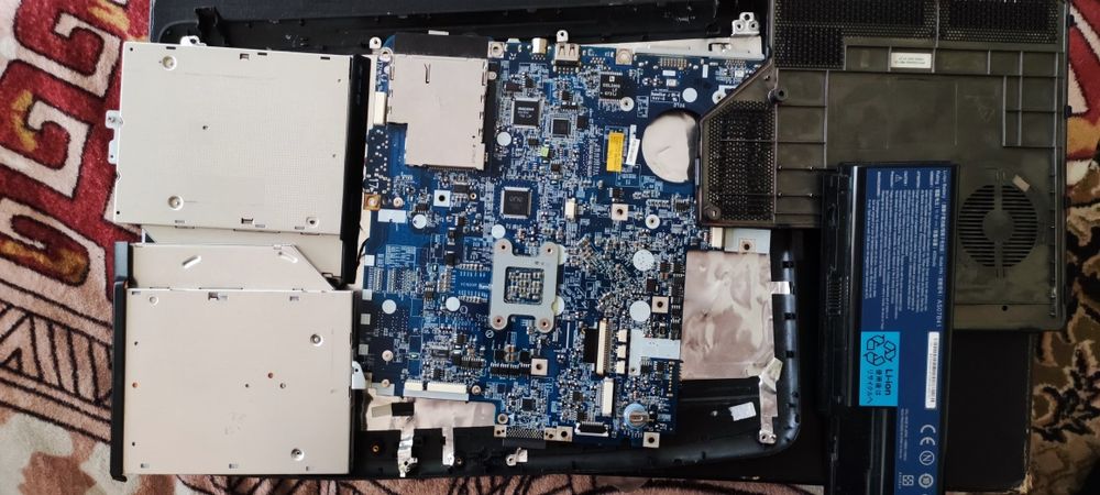 Дві материнки + блок живлення +матриця та багато деталей для ноутбуків