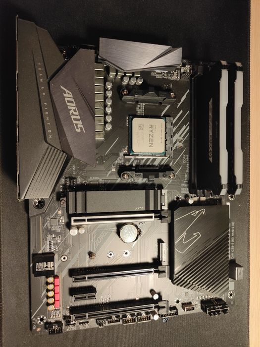 Processador Ryzen 5 5600X + 1 6 GB ram + motherboard Aorus