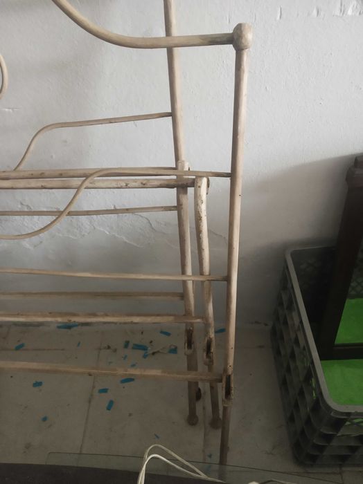 Vendo  cama de ferro muito antiga.