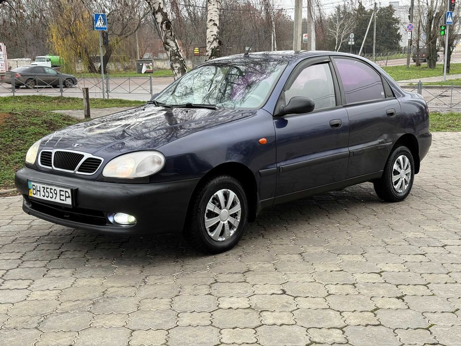 Продам DAEWOO ЗАЗ- LANOS 2003р 1.3 газ-бенз 4-пок. Автомобіль в хорошому технічному стані, їзде кожен день. Ходова перебрана починаючи із пильників рульової рейки, закінчуюючи амортизаторами. Сів і поїхав (рабоча лошадка). Двигун, коробка, ходова в гарному стані, сiгналiзация Комфортне, сімейне авто. Машина в робочому стані, їздить кожен день. Всі додаткові питання, телефонуйте ! Всім гарних продаж.С докуметами порядок. Реальному покупцю торг.