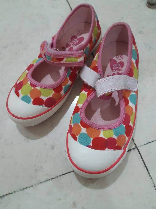 Vendo par novo de sapatos de menina