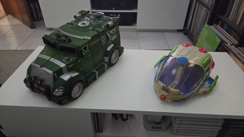 Vendo várias figuras de super heróis /star wars