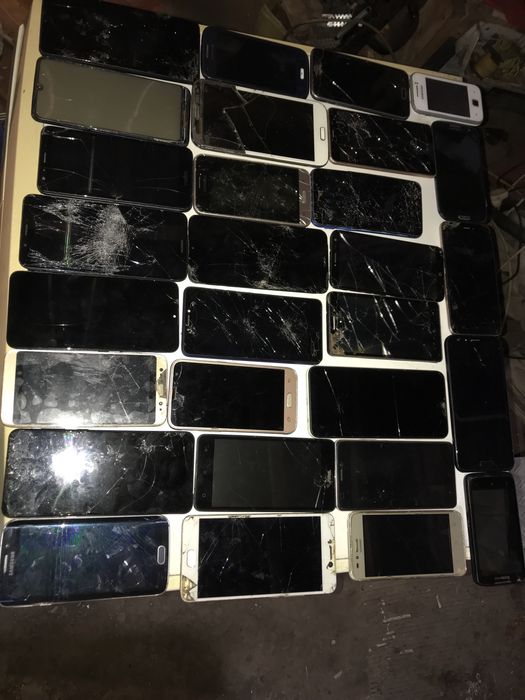 Лот телефонів сенсорні і є кнопкові