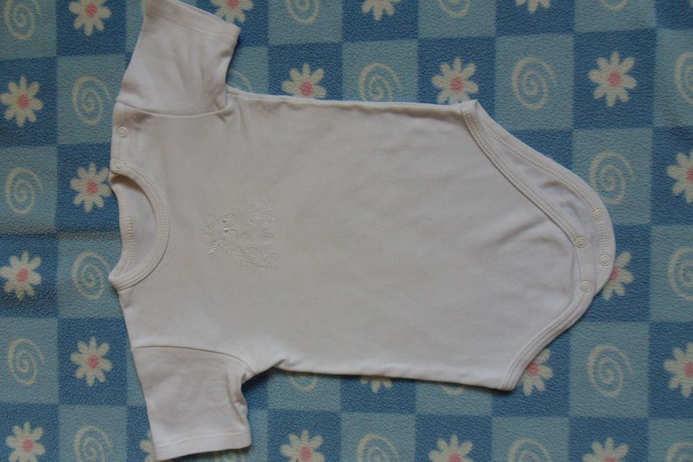 Body z krótkim rękawem białe rozm. 92