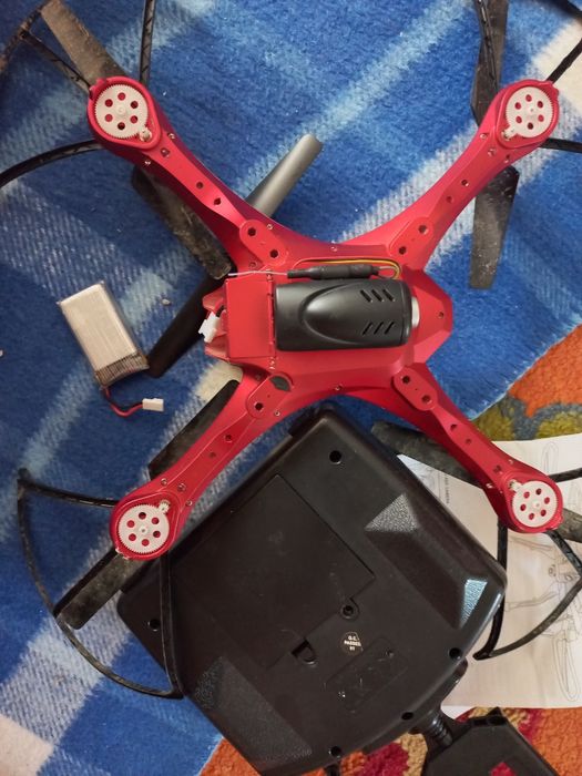 Uszkodzone zabawki: pistolet, dron, autko sterowane.