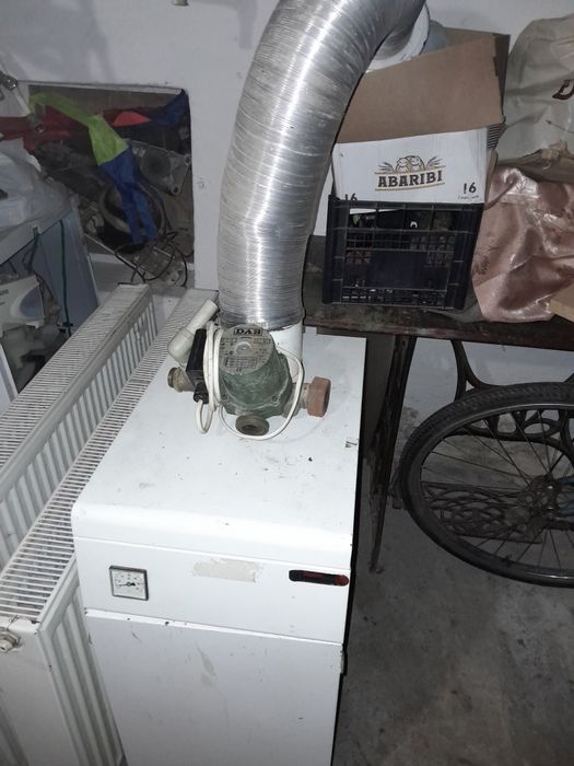 Котел газовий на підлогу з насосом і трубами.