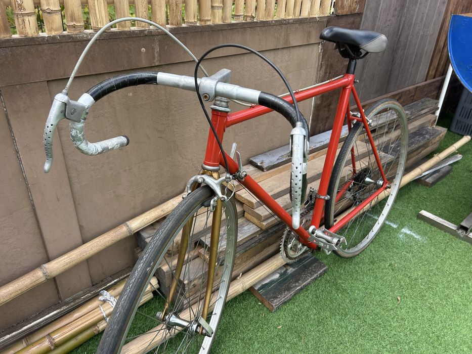 Bicicleta antiga de estrata