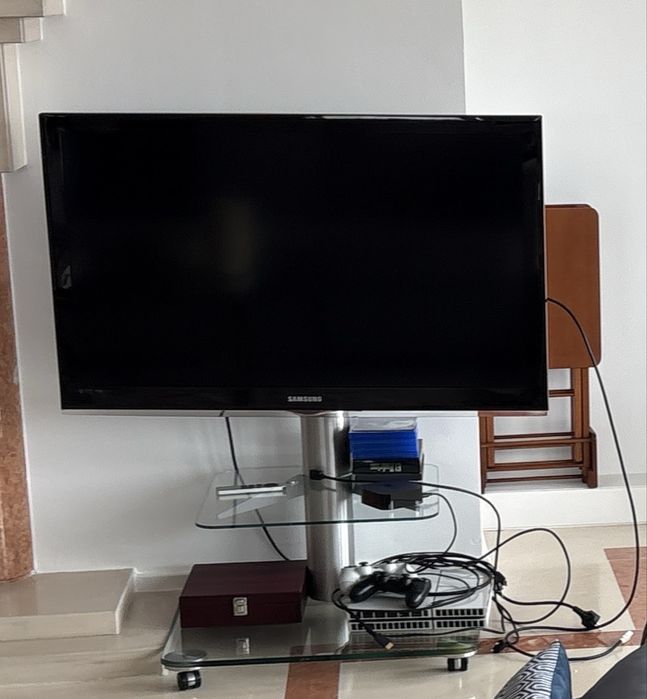 Mesa/suporte TV Spectral em vidro temperado e alumínio escovado, com rodas