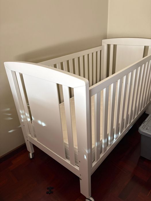 Cama de bebé com colchão