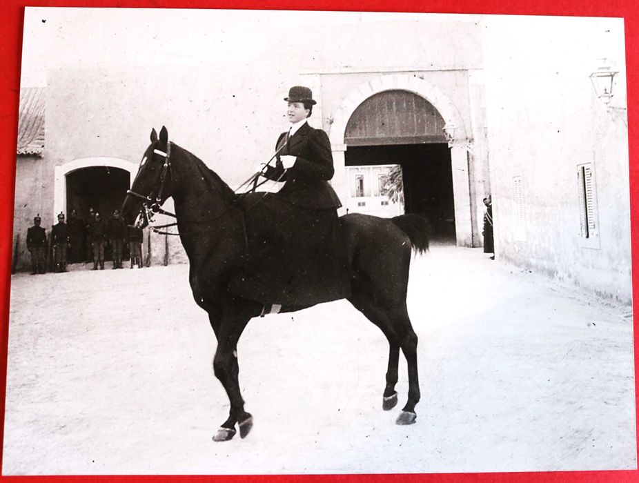 Rainha D. Amélia a cavalo no pátio da Cidadela em Cascais