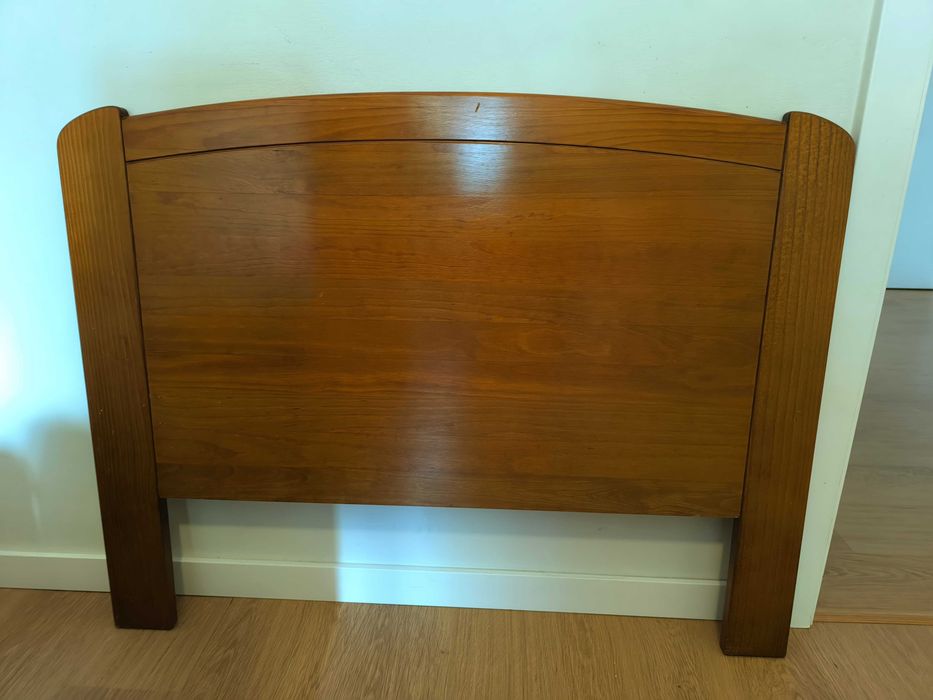 Cama individual em cedro