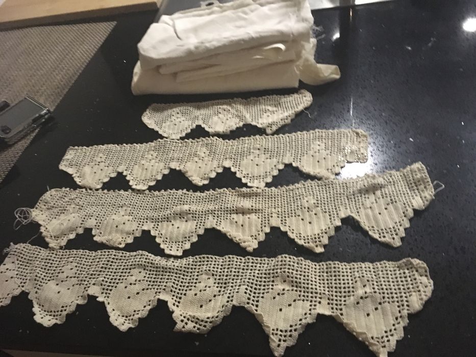 Rendas feitas a mão e recortes de linho