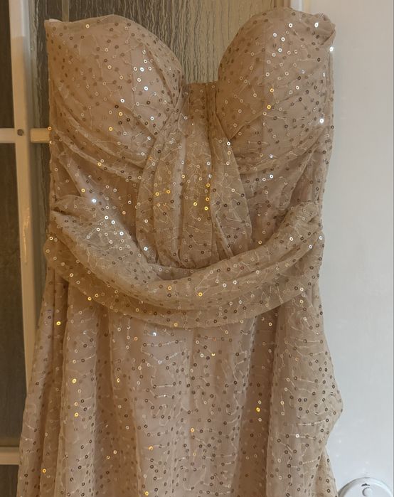 Zlota elegancka sukienka z cekinami dluga do ziemi