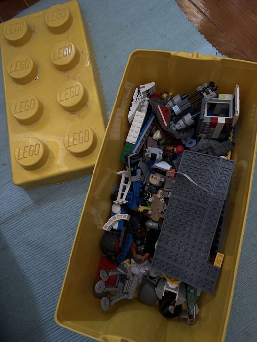 Caixa com variados legos