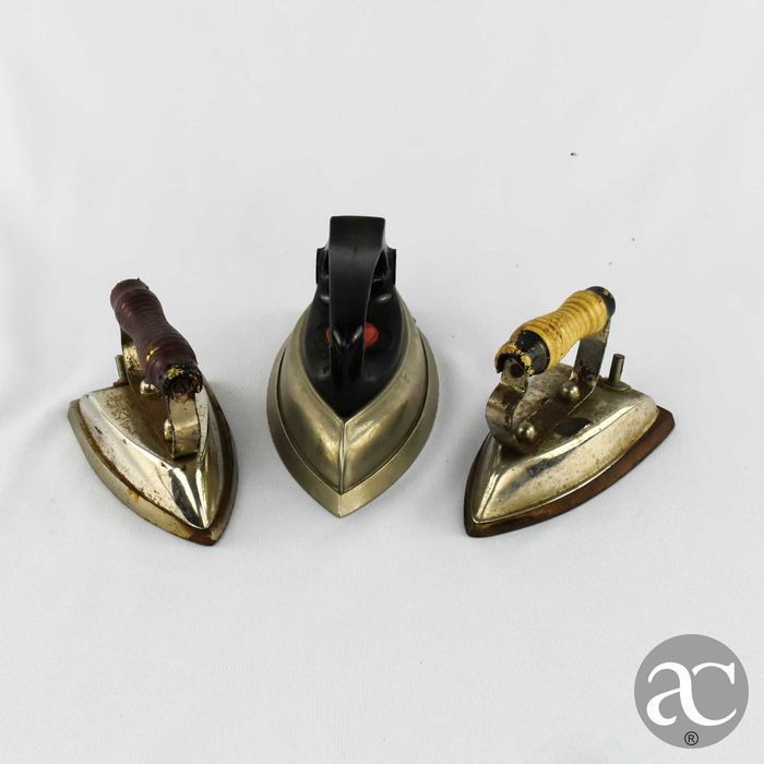 Conjunto de 3 pequenos ferros de engomar de viagem anos 40 / 50
