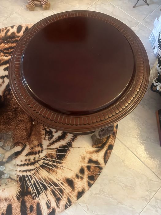 Mesa trabalhada em pau santo