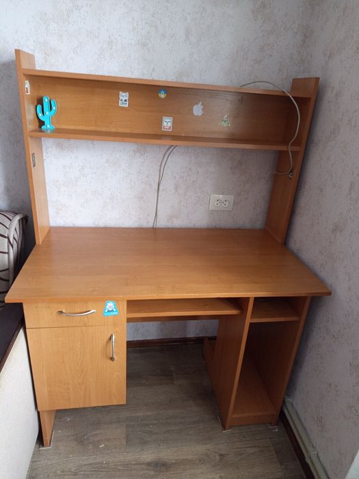 Комп'ютерний стіл