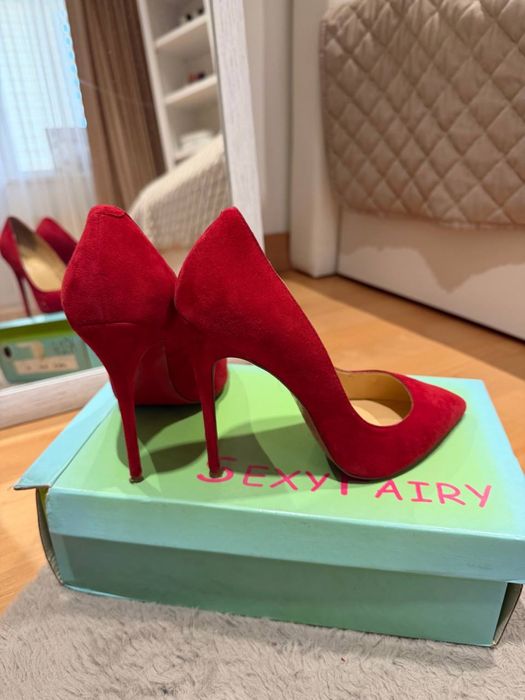 Червоні туфлі на шпильці